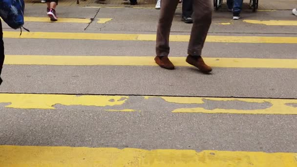 Movimento lento das pessoas Atravessando a rua movimentada — Vídeo de Stock