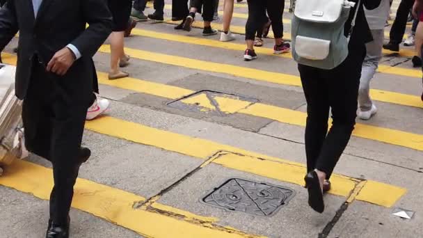 Zeitlupe von Menschen, die die viel befahrene Straße überqueren — Stockvideo