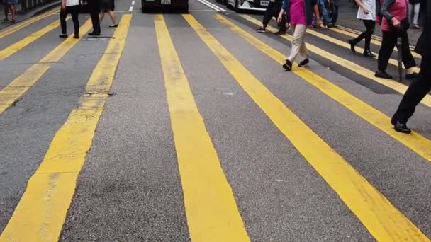 Zeitlupe von Menschen, die die viel befahrene Straße überqueren — Stockvideo