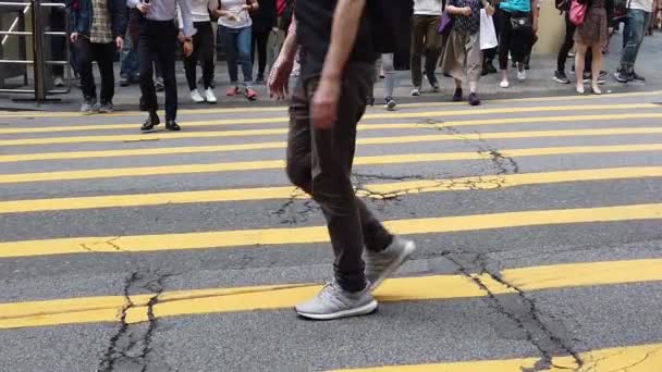 Pomalý pohyb lidí přes rušný ulici — Stock video