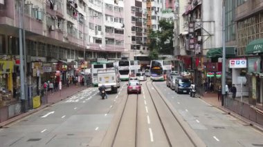 Çift katlı tramvay hong kong sokak sahnesi görüntüleme yavaş hareket.
