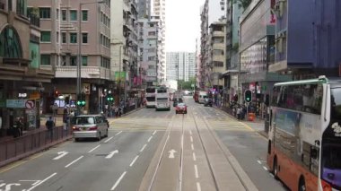 Çift katlı tramvay hong kong sokak sahnesi görüntüleme yavaş hareket.