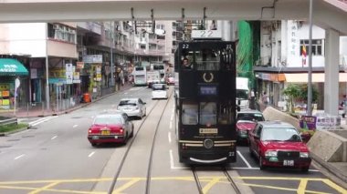 Çift katlı tramvay hong kong sokak sahnesi görüntüleme yavaş hareket.