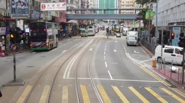 Çift katlı tramvay hong kong sokak sahnesi görüntüleme yavaş hareket.