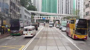 Çift katlı tramvay hong kong sokak sahnesi görüntüleme yavaş hareket.