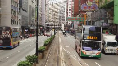 Çift katlı tramvay hong kong sokak sahnesi görüntüleme yavaş hareket.