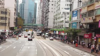Çift katlı tramvay hong kong sokak sahnesi görüntüleme yavaş hareket.
