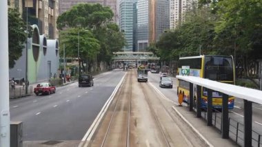 Çift katlı tramvay hong kong sokak sahnesi görüntüleme yavaş hareket.