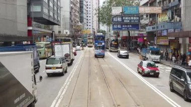 Çift katlı tramvay hong kong sokak sahnesi görüntüleme yavaş hareket.
