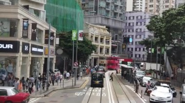 Çift katlı tramvay hong kong sokak sahnesi görüntüleme yavaş hareket.