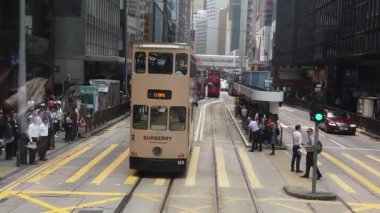 Çift katlı tramvay hong kong sokak sahnesi görüntüleme yavaş hareket.