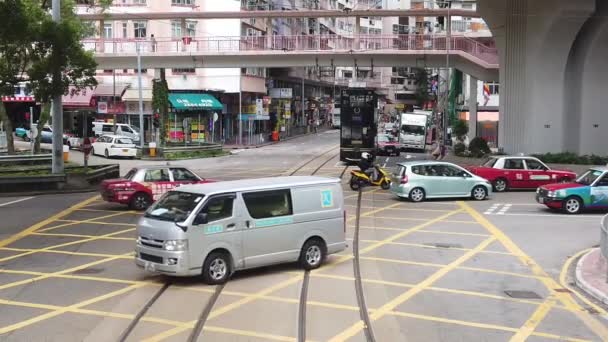 Rallentatore della visione della scena di strada di Hong Kong dal tram a due piani . — Video Stock