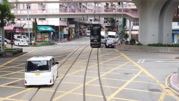 Pomalý pohyb při pohledu na scénu Hong Kong z dvoupatrové tramvajové dráhy. — Stock video