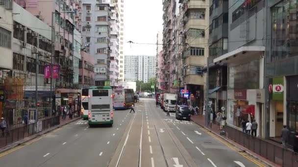 Çift katlı tramvay hong kong sokak sahnesi görüntüleme yavaş hareket. — Stok video