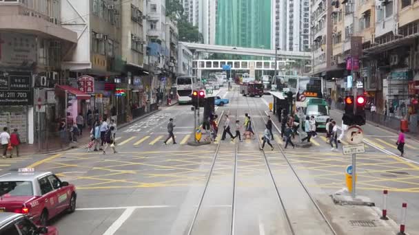 Çift katlı tramvay hong kong sokak sahnesi görüntüleme yavaş hareket. — Stok video