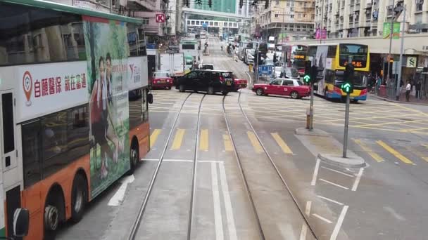 Çift katlı tramvay hong kong sokak sahnesi görüntüleme yavaş hareket. — Stok video