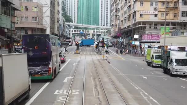 Rallentatore della visione della scena di strada di Hong Kong dal tram a due piani . — Video Stock