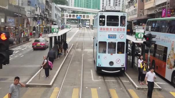 Çift katlı tramvay hong kong sokak sahnesi görüntüleme yavaş hareket. — Stok video