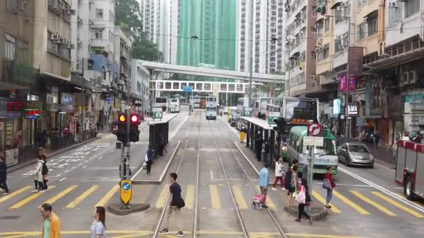 Movimento lento de ver a cena de rua de Hong Kong a partir do eléctrico de dois andares . — Vídeo de Stock