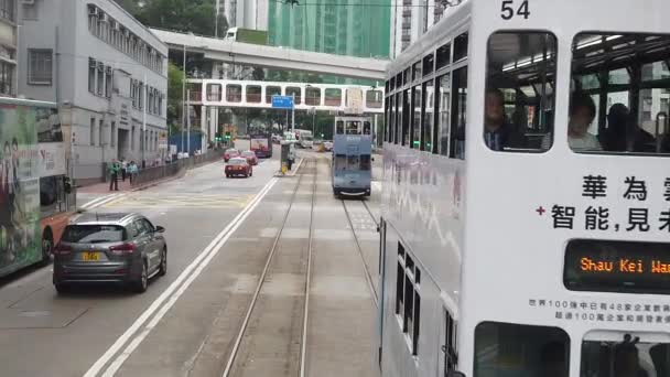 ダブルデッカーの路面電車から香港のストリートシーンを見るスローモーション. — ストック動画