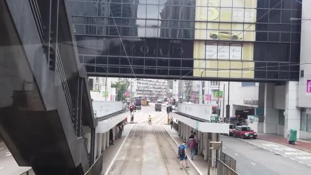 Lambat gerak melihat jalanan Hong Kong adegan dari double decker tramway . — Stok Video