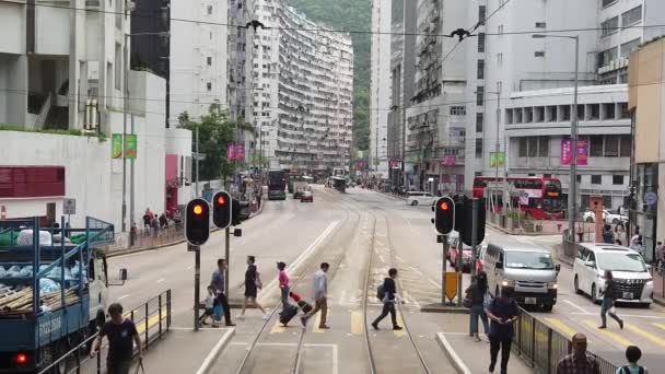 Lambat gerak melihat jalanan Hong Kong adegan dari double decker tramway . — Stok Video