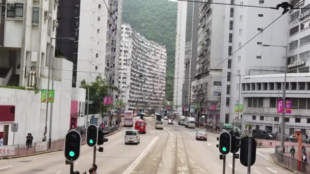 Pomalý pohyb při pohledu na scénu Hong Kong z dvoupatrové tramvajové dráhy. — Stock video