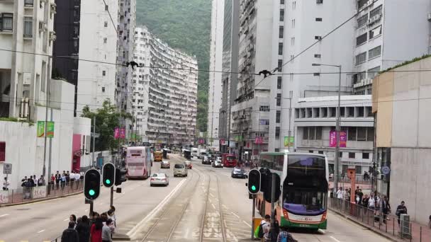 Lassítva megtekintésre a Hong Kong utcai jelenet a emeletes villamoson. — Stock videók