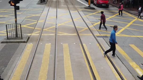 Slow Motion van het bekijken van de Hong Kong Street Scene van de dubbeldekker Tramway. — Stockvideo