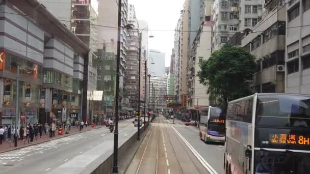 Cámara lenta de ver la escena callejera de Hong Kong desde el tranvía de dos pisos . — Vídeo de stock