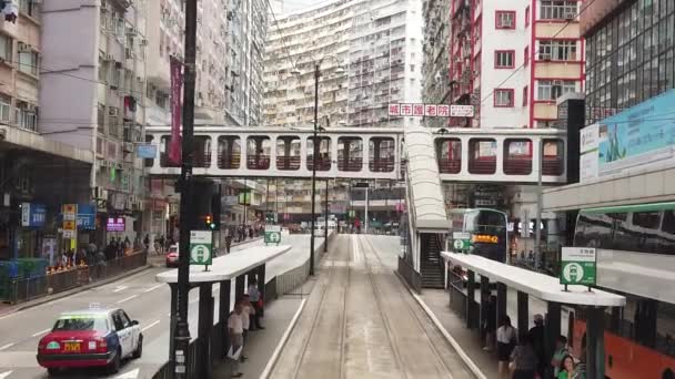 Rallentatore della visione della scena di strada di Hong Kong dal tram a due piani . — Video Stock