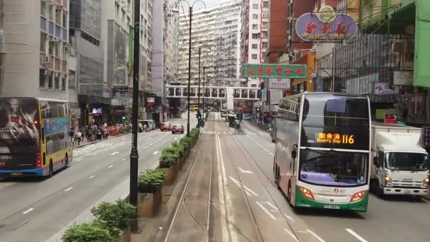 Çift katlı tramvay hong kong sokak sahnesi görüntüleme yavaş hareket. — Stok video