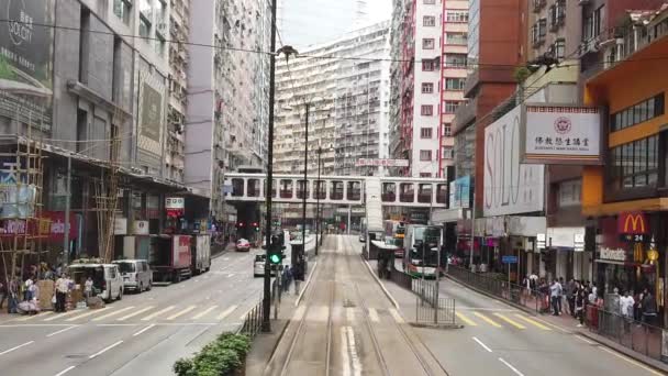 Çift katlı tramvay hong kong sokak sahnesi görüntüleme yavaş hareket. — Stok video