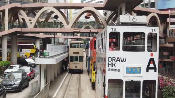 Çift katlı tramvay hong kong sokak sahnesi görüntüleme yavaş hareket. — Stok video