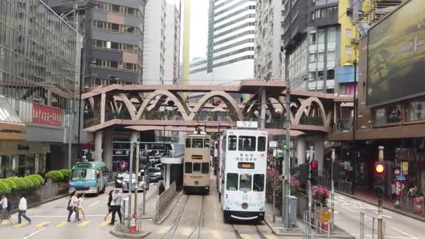 Çift katlı tramvay hong kong sokak sahnesi görüntüleme yavaş hareket. — Stok video