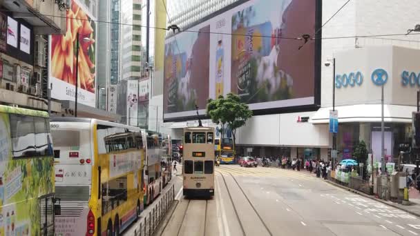 Çift katlı tramvay hong kong sokak sahnesi görüntüleme yavaş hareket. — Stok video