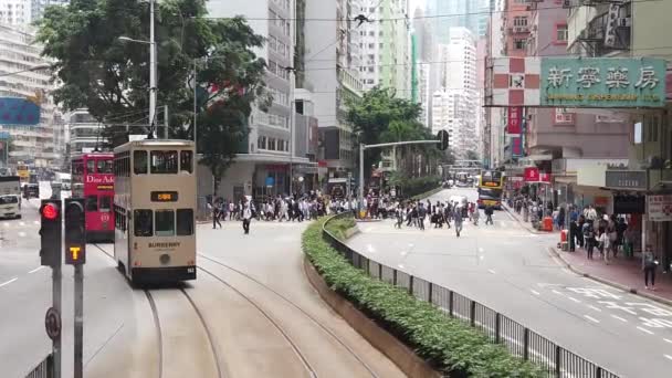 Pomalý pohyb při pohledu na scénu Hong Kong z dvoupatrové tramvajové dráhy. — Stock video