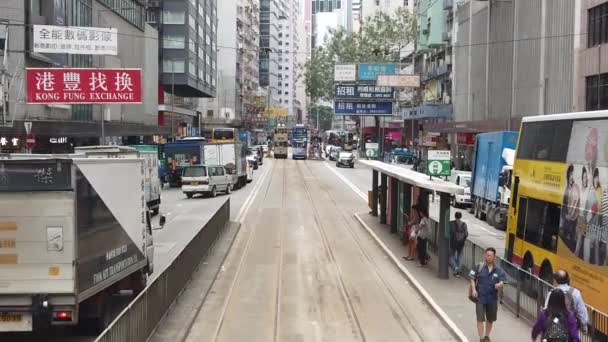 Çift katlı tramvay hong kong sokak sahnesi görüntüleme yavaş hareket. — Stok video