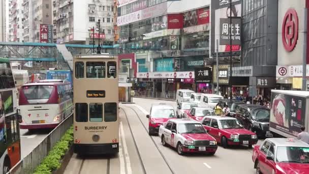 Çift katlı tramvay hong kong sokak sahnesi görüntüleme yavaş hareket. — Stok video