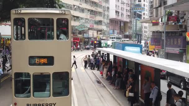 Cámara lenta de ver la escena callejera de Hong Kong desde el tranvía de dos pisos . — Vídeos de Stock