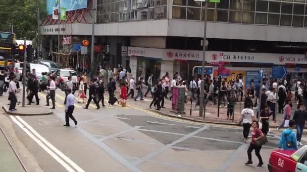 Zeitlupe der Betrachtung der Hongkong-Straßenszene aus der Doppelstock-Straßenbahn. — Stockvideo