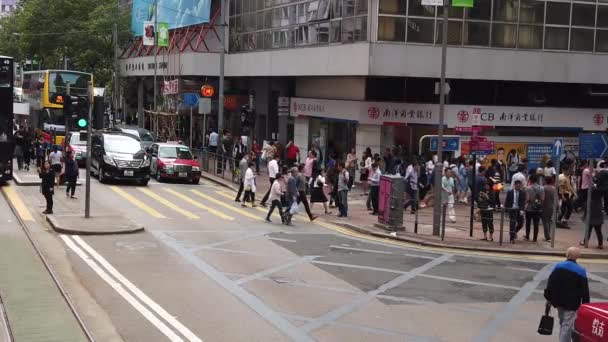 Çift katlı tramvay hong kong sokak sahnesi görüntüleme yavaş hareket. — Stok video