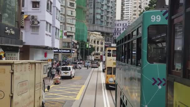 Çift katlı tramvay hong kong sokak sahnesi görüntüleme yavaş hareket. — Stok video