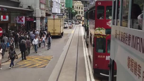 Çift katlı tramvay hong kong sokak sahnesi görüntüleme yavaş hareket. — Stok video