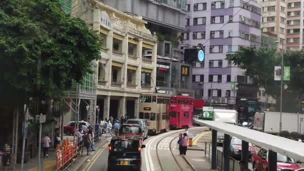 Cámara lenta de ver la escena callejera de Hong Kong desde el tranvía de dos pisos . — Vídeos de Stock