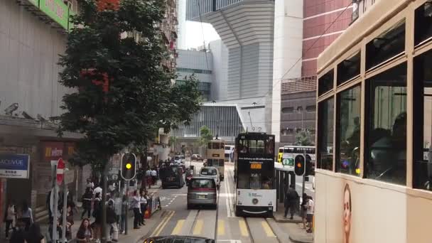 Pomalý pohyb při pohledu na scénu Hong Kong z dvoupatrové tramvajové dráhy. — Stock video