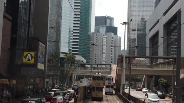 Çift katlı tramvay hong kong sokak sahnesi görüntüleme yavaş hareket. — Stok video