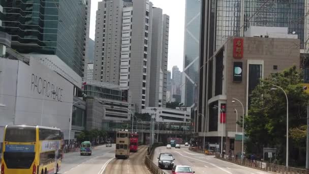 Çift katlı tramvay hong kong sokak sahnesi görüntüleme yavaş hareket. — Stok video