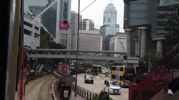 Çift katlı tramvay hong kong sokak sahnesi görüntüleme yavaş hareket. — Stok video