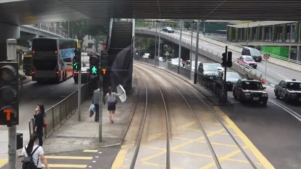 Rallentatore della visione della scena di strada di Hong Kong dal tram a due piani . — Video Stock